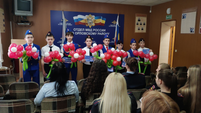 Поздравление сотрудниц ОМВД