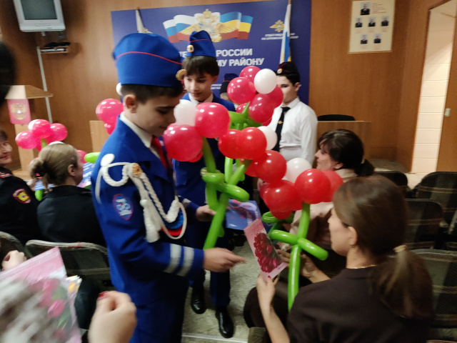 Поздравление сотрудниц ОМВД